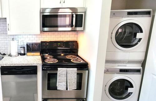 Urban Oasis with City Views and Dedicated Workspace - Foto 4