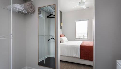 Curated, New Build Condo on TART Trail, With Bikes - Foto 5, wardrobe