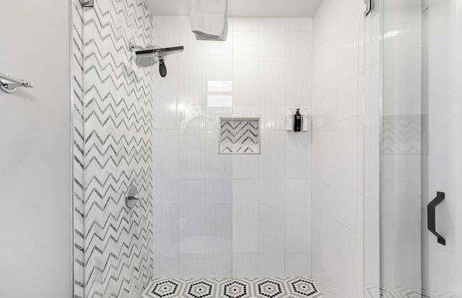 Luxe Backyard Oasis w/ Hot Tub Chic Design South Park Sanctuary - Foto 19