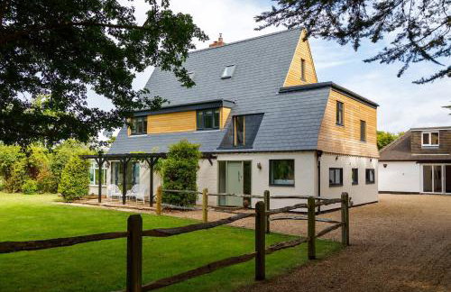 Stunning 5BR Home With Pool - 5 min to Beach - Foto 104