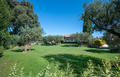 Villa l'ESTEL charme provençal, 15 pers, piscine privée & aire de jeux, au coeur du triange Arles-Avignon-Nîmes - Foto 8