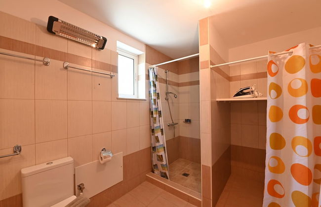 Villa Guinevere-with Private Pool - Photo 25