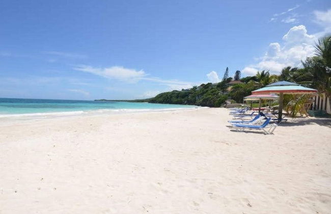 Je Suis Jamaica - 4 B R Beachfront Villa w Staff - Photo 14