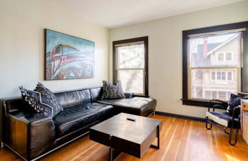 Stay Portland - Portland Classic - Walk to Local Coffee & Food - Photo 2