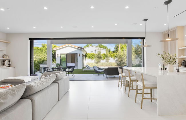 Villa Camellia - Charming 5 BR Home in the Heart of Studio City - Photo 25