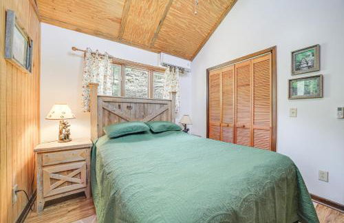 Spring Creekside Getaway at Whittier Cabin with Deck - Foto 9