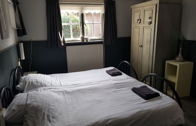 Group Home in Giethoorn With Waterside Terrace - Photo 5