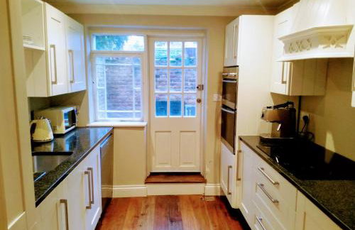 Elegant & spacious parkside 2-bedroom 2-bathroom flat in period building facing Blackheath - parking, great Greenwich location, easy for O2 Arena and City, very near Marathon start line! - Foto 3