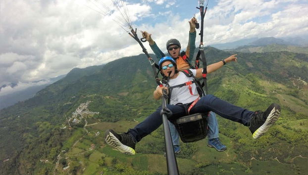 Adrenalina durante il volo in parapendio