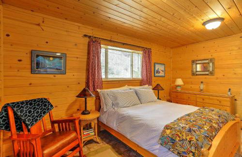 Romantic Riverfront Cottage - 1 Mile to Winthrop! - Foto 9