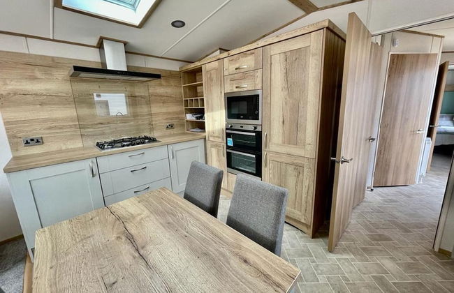 Prime Location 3-bed Chalet in Seal Bay, Selsey - Photo 9