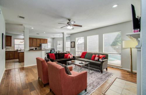 Luxury Pool Home Near Sugar Land Town Center - Photo 23