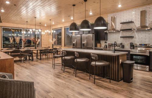 Luxury 12-Bedroom Cabin with Indoor Pool, Hot tub & Movie Theater, Sleeps 36 - Foto 9