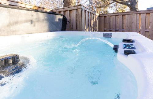 Family Retreat with Hot Tub, Game Room & Prime Location - Foto 60