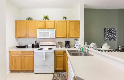 Family Getaway Townhome at Lake Berkley 15min to Disney - Foto 8