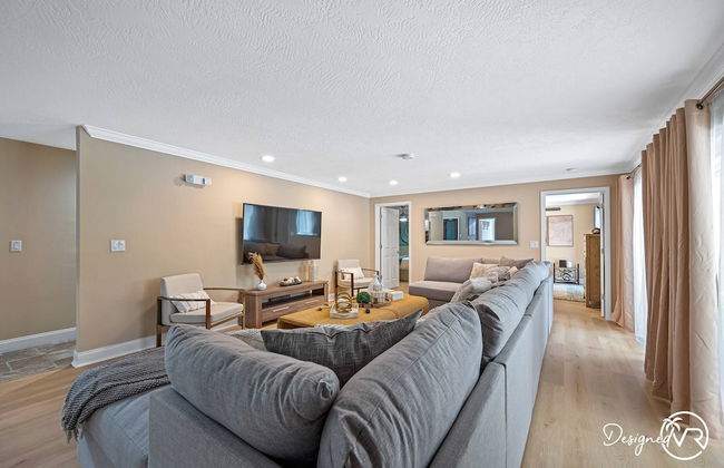 8BR Villa with Heated Pool Near Beach - Foto 42