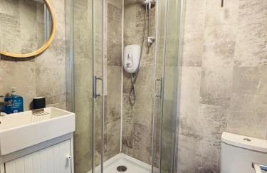 Kingsdowns Top Family Chalet, stunning and cosy interiors, indoor heated pool, mini golf, tennis court, BBQ and beach! - Foto 3