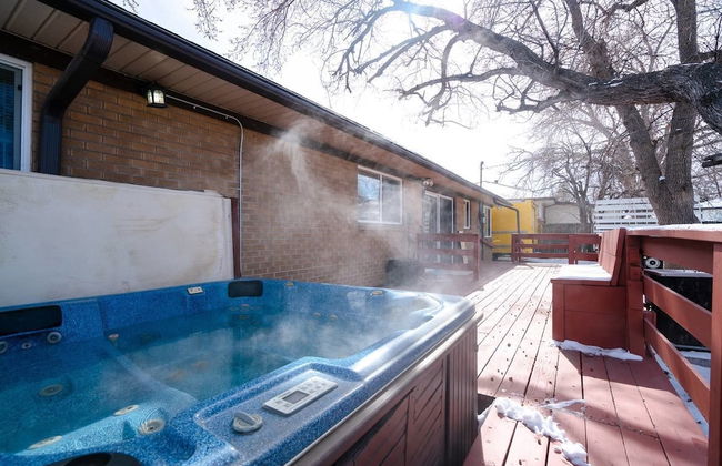 The Meadowlark Manor Spacious Backyard & Hot Tub - Photo 27