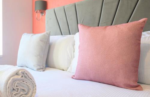 Lower Wortley 3 - Couples Haven with a Shared Kitchen - Pass the Keys - Photo 12