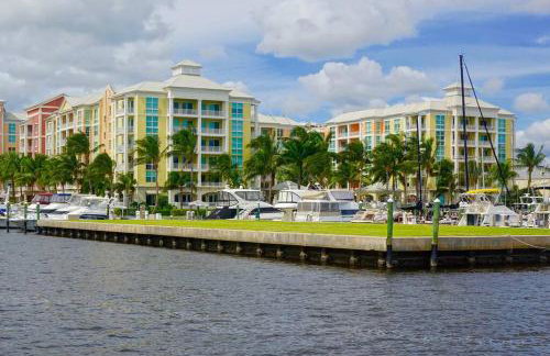 Luxurious, family-friendly 3BR condo on the water - Foto 1