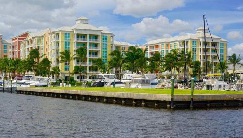 Luxurious, family-friendly 3BR condo on the water - Foto 1