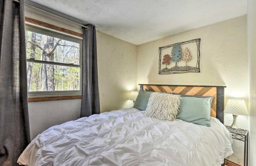 Cozy Cabin with Sunroom and Cacapon River Access! - Foto 12