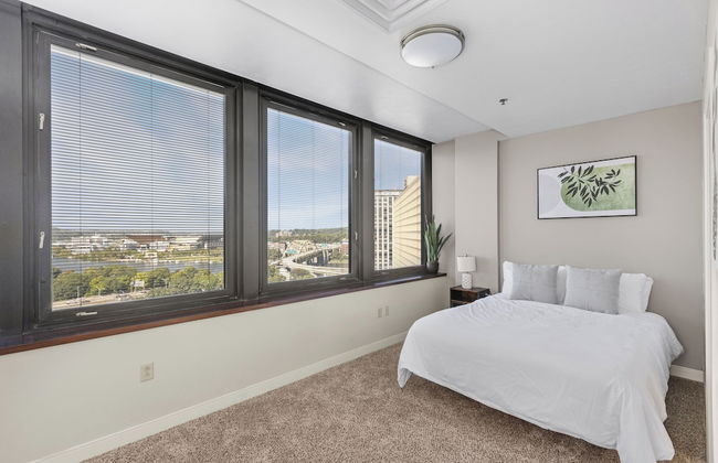 Sleek 2BR Downtown Retreat with Gym - Foto 10