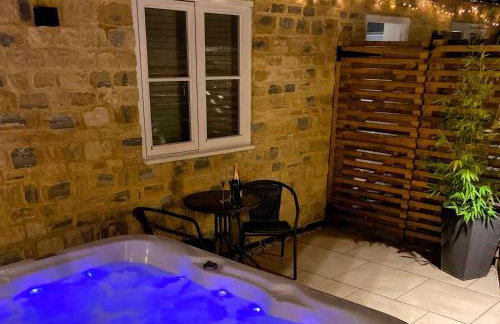 Tranquil retreat with hot tub - Photo 3