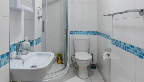 "Furnished Rentals Direct" DominionHouse cul-de-sac Home for 6 people in Anfield near LFC, Goodison Park, Free Street Parking, Suits Travellers, contractors and Family, Near Football action and 10 minutes drive to Liverpool City Centre - Foto 4, Shower