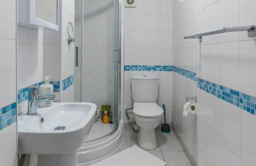 "Furnished Rentals Direct" DominionHouse cul-de-sac Home for 6 people in Anfield near LFC, Goodison Park, Free Street Parking, Suits Travellers, contractors and Family, Near Football action and 10 minutes drive to Liverpool City Centre - Foto 4