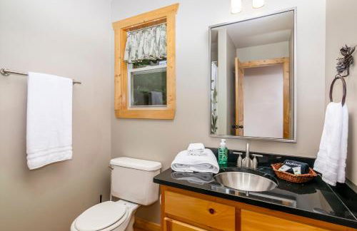 Amazing Creek View Cabin w/ Hot Tub, Firepit & Pool Table - Foto 36