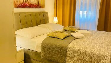 Nova Galerija Studio Ema i Apartman Anita- parking in garage - Foto 3