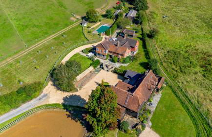 Stunning Countryside Home in Surrey by 53 Degrees Property, Ideal for Family Getaways, Private Tennis Court! - Foto 66