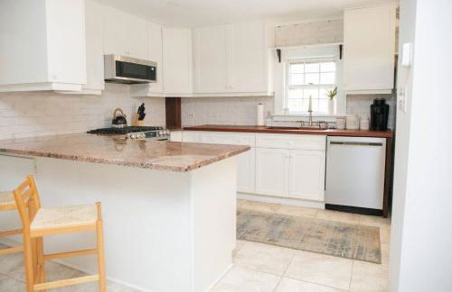 2 Blocks to riverfront | 48" Firepit | Turf Yard - Foto 16