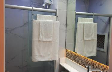 Guarajuba Summer Flat Melhor localização de Guarajuba e melhores Flats Beira Mar de Guarajuba Dispomos de 4 flats decorados no mesmo condomínio Aqui você não precisa de carro para nada Faça tudo à pé - Foto 8