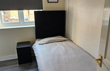 Sleek 4 bed Apartment with 2 bathrooms - Photo 2