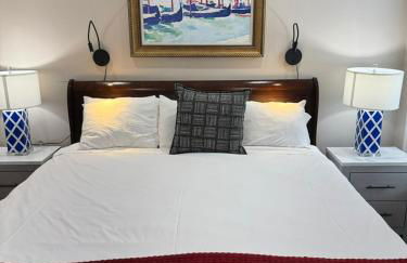 Classy Victorian Brownstone Subway Shopping - Photo 22