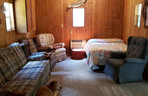 Private Pet-Friendly Cabins with Fire Pit for Nature Escapes in Clear Spring, Maryland, for Memorable Family Glamping Trips - Photo 19