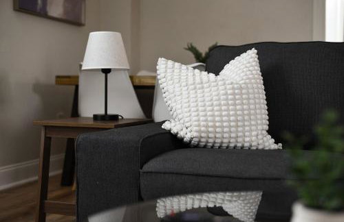 FREE Parking, Netflix in East Liberty By Parks and Uni - Foto 12