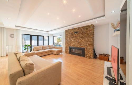 GuestReady - Charming family retreat with pool - Photo 31