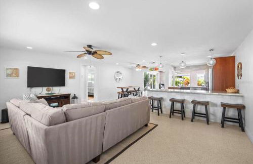 Private Village Home with Heated pool & spa with private front courtyard - Photo 65