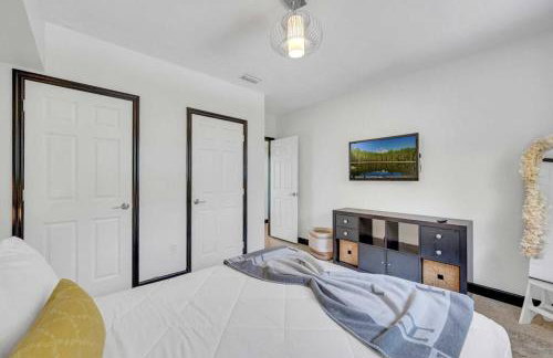 Modern Tropical Pool House North Miami Hot Tub - Foto 19