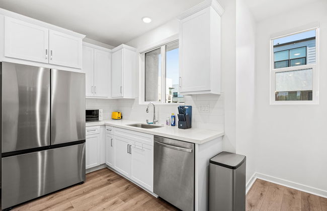 Chic Modern Retreat With Stunning Views 1360 Sqft - Photo 13