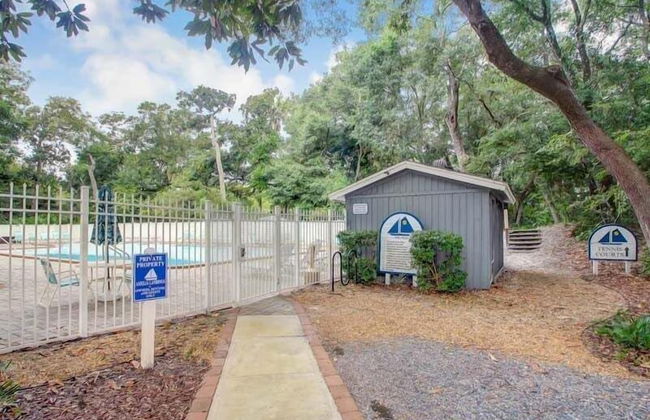 Secluded Condo with Peaceful Wooded Views and Easy Access to the Beach by RedAwning - Foto 20