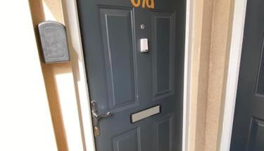 Modern 1 bedroom flat with patio garden & parking - Foto 3