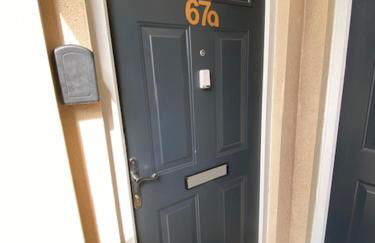 Modern 1 bedroom flat with patio garden & parking - Foto 3