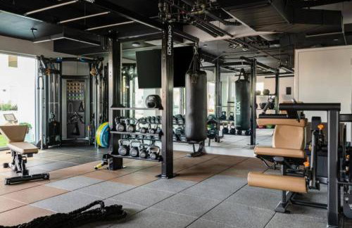 Modern 1BR LA l Workspace Pool Gym - Foto 16
