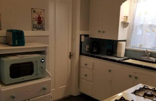 BLUE FLAMINGO'S CHARMING HOME-Heart of Tulsa2- Cherry St-Expo-11th - Foto 27