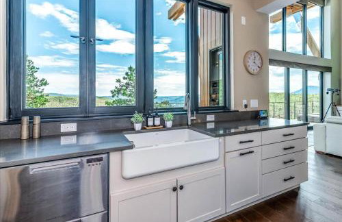 Hot Tub and Scenic Views at The Bailey Lodge - Foto 23