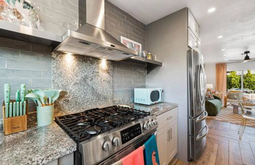 Whimsical Oasis Retreat by Rather Be Properties - Foto 41